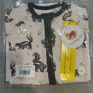 The Sleepy Sloth bamboo Baby Footie - Berry Stinky Skunk Print (Cream) 0-3 new